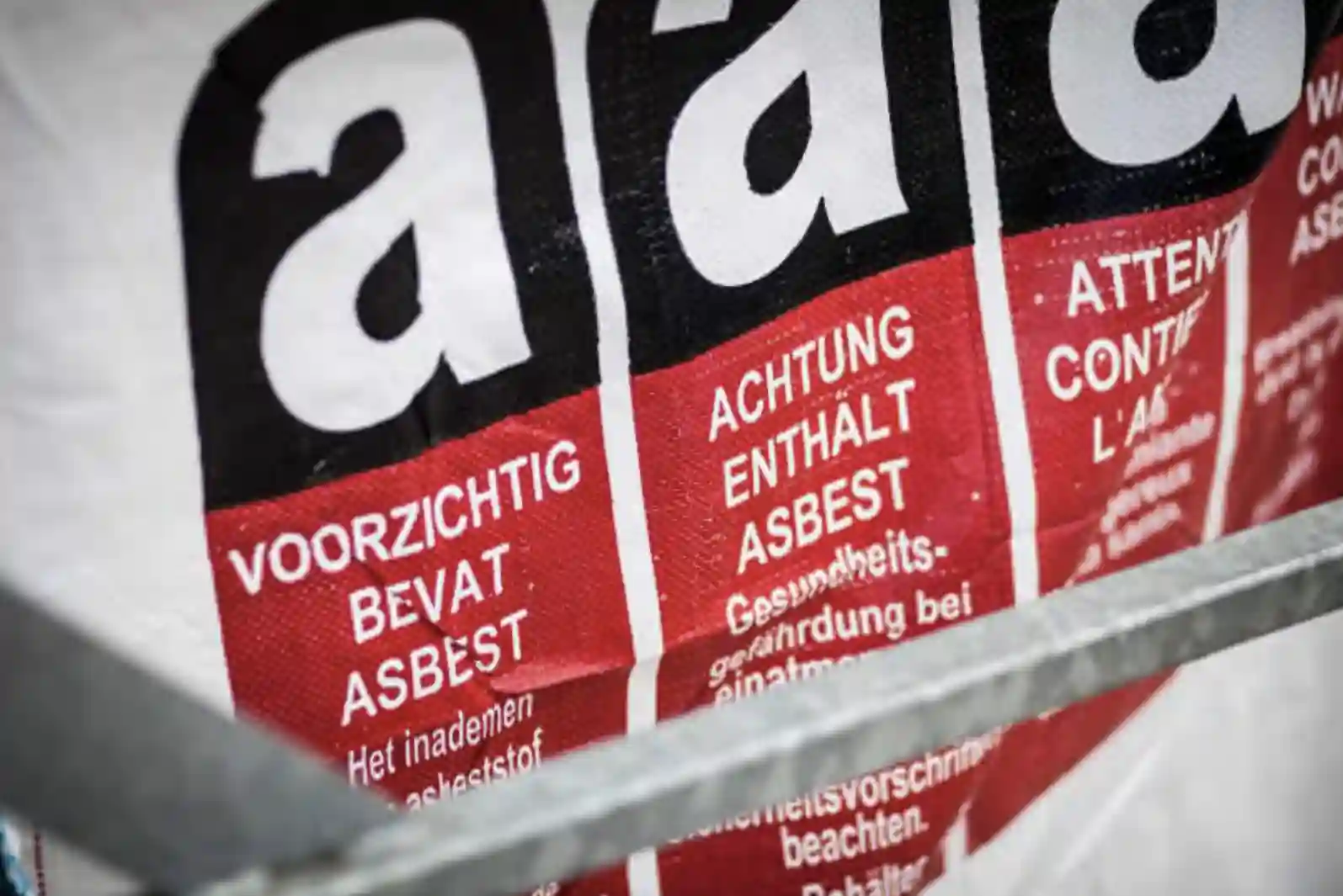 Asbest Verwijdering - Professionele en veilige asbestverwijdering voor uw gebouwen: EIHPOS GROUP Aannemer Mechelen