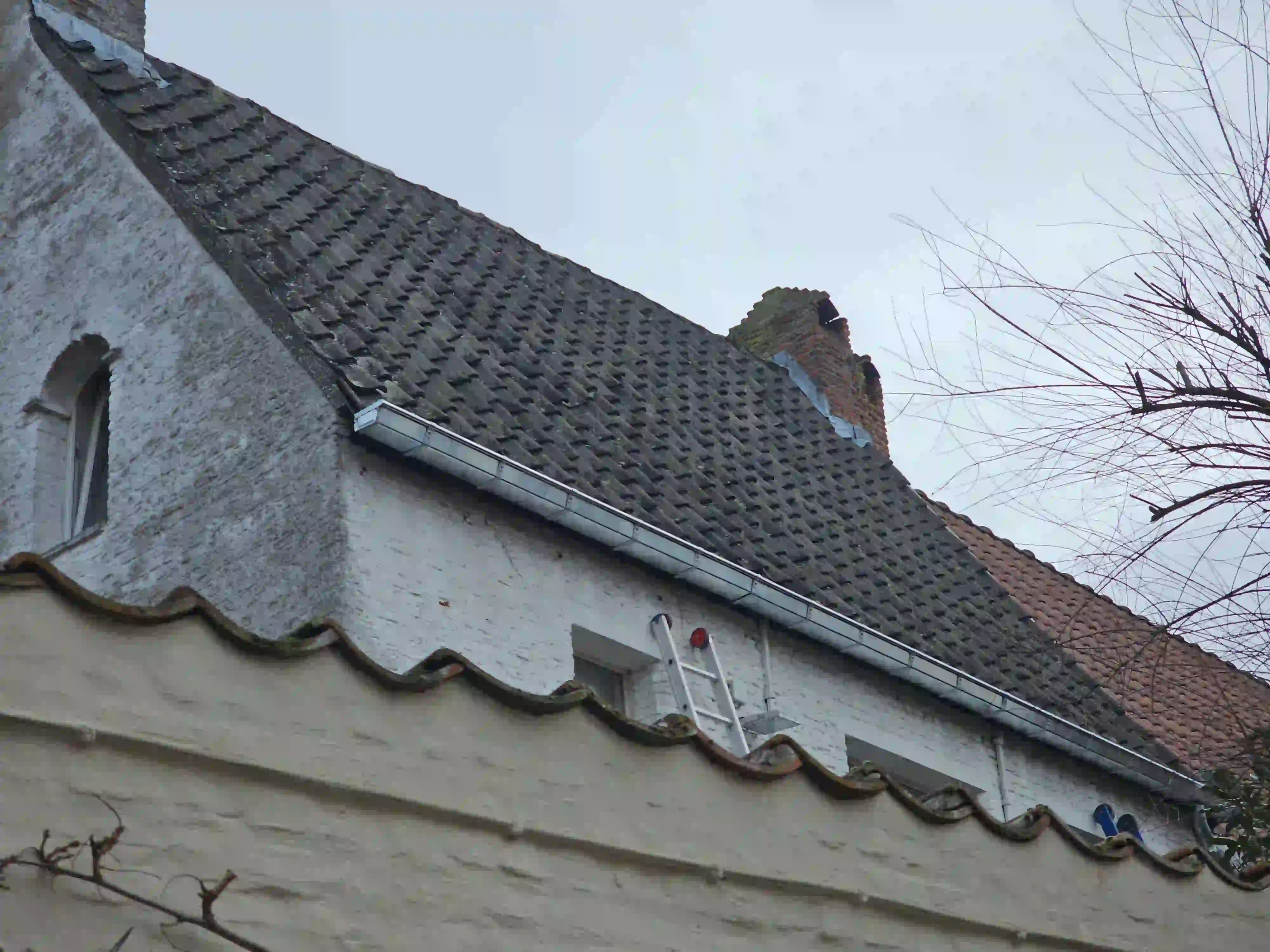 Zinken dakgoot hangend aan een dak in Mechelen - Dakwerken - EIHPOS Group