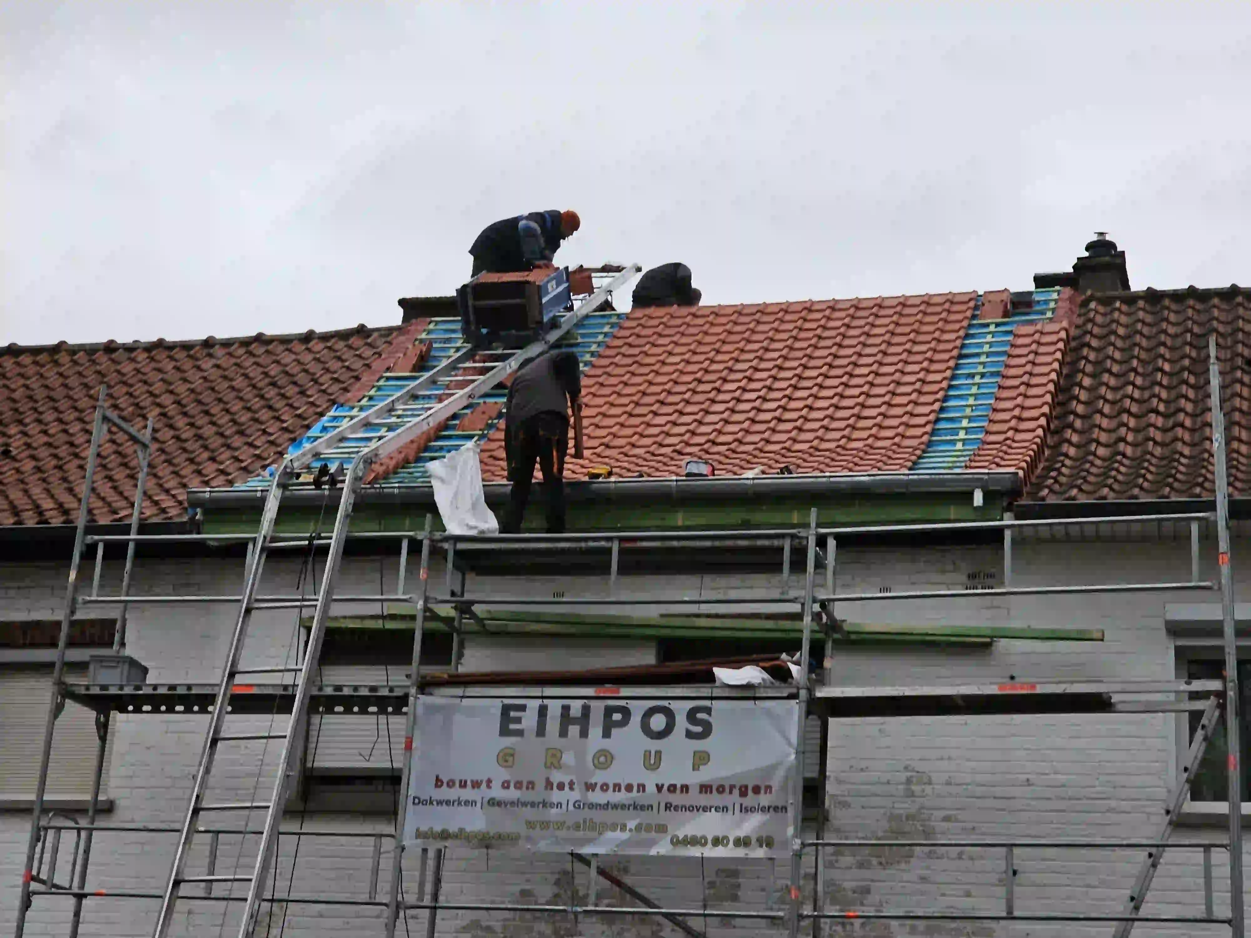 Dakwerken met rode dakpannen in Vilvoorde - Eihpos Group - Dakrenovatie en isolatie