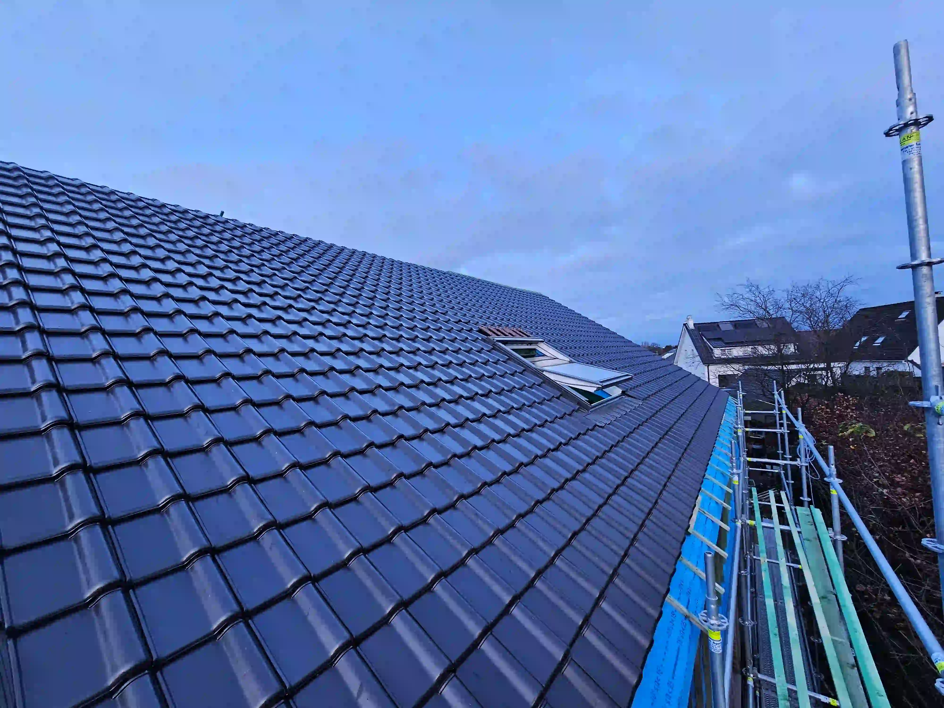 Dakwerken met zwarte dakpannen en Velux-dakramen in Mechelen en Kontich - Dakrenovatie