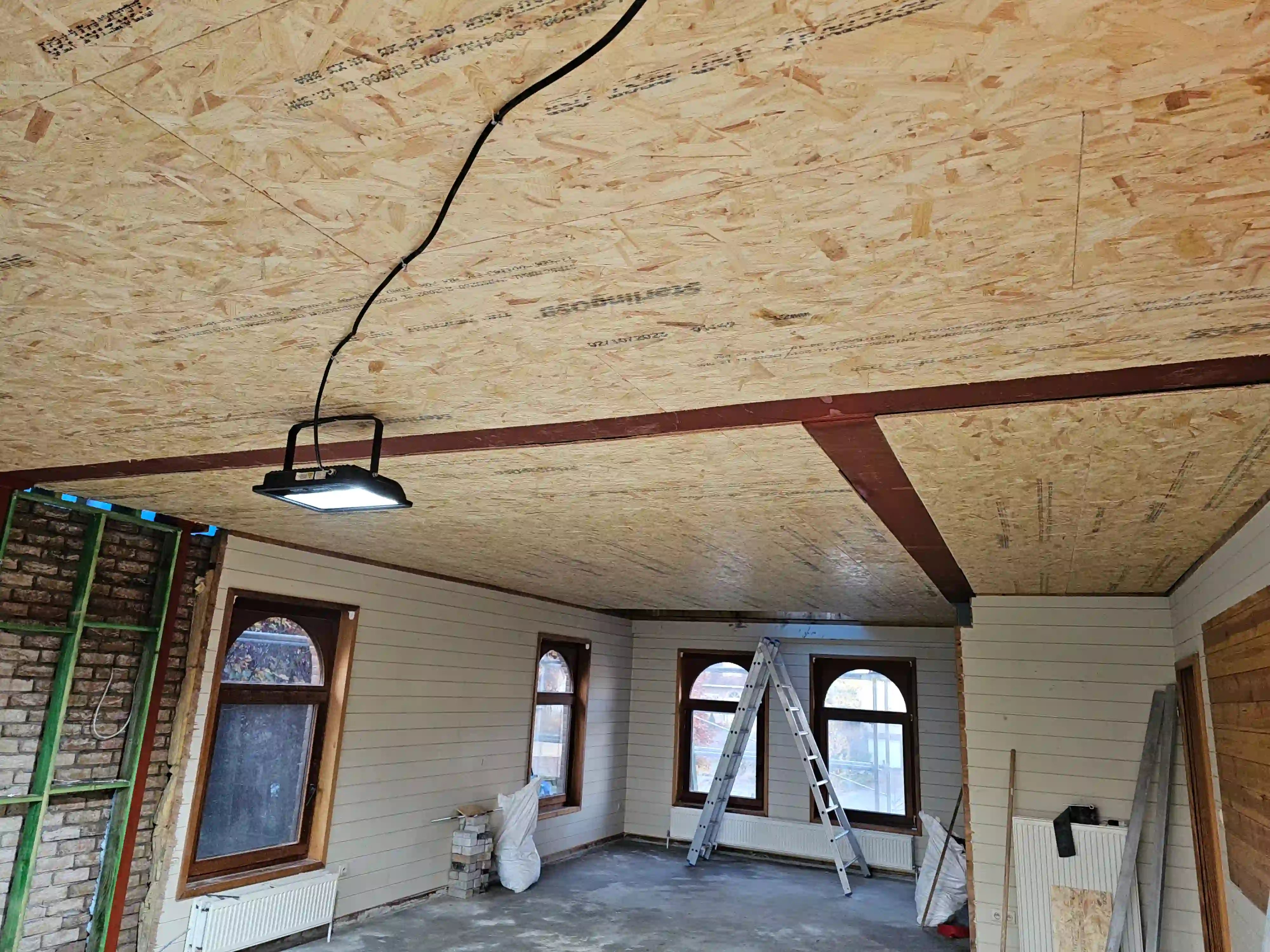 Osb Platen - Plafond Bekleding door Aannemer EIHPOS GROUP - Renovatie Specialist
