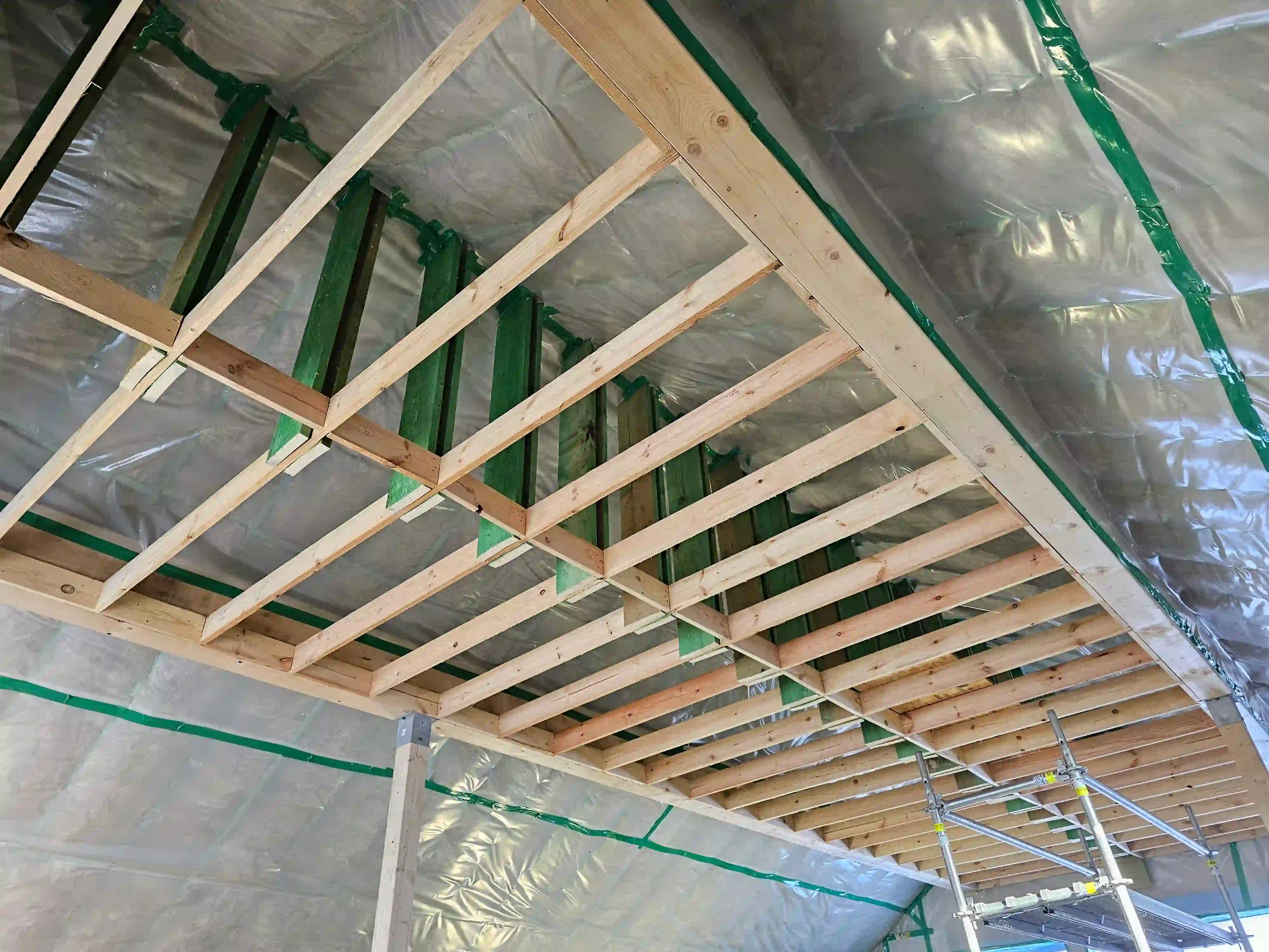 Voorbereiding van het plafond met houtskelet in Mechelen en Kontich