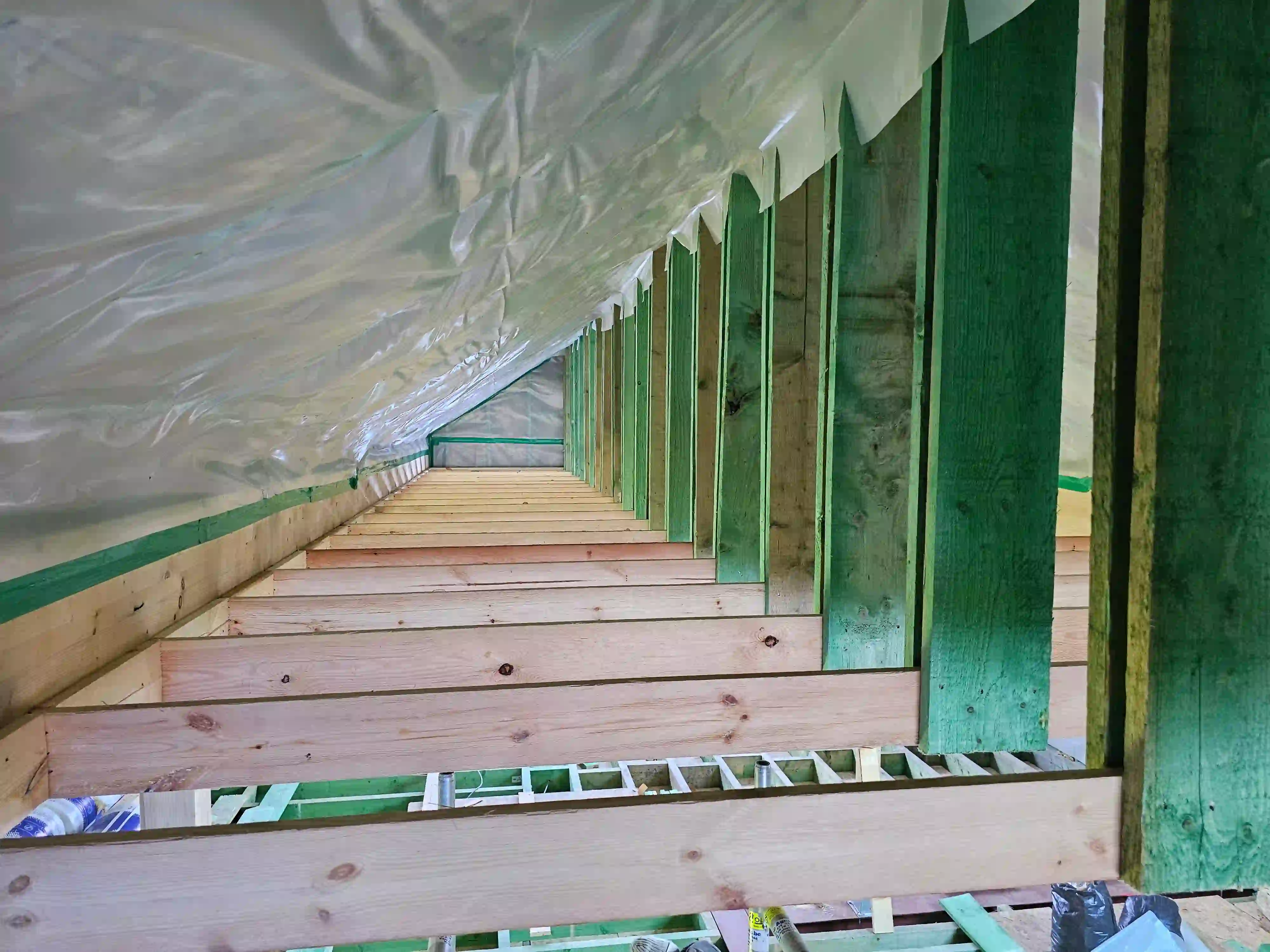 Voorbereiding van het plafond met houtskelet en dampscherm in Mechelen en Kontich door EIHPOS GROUP