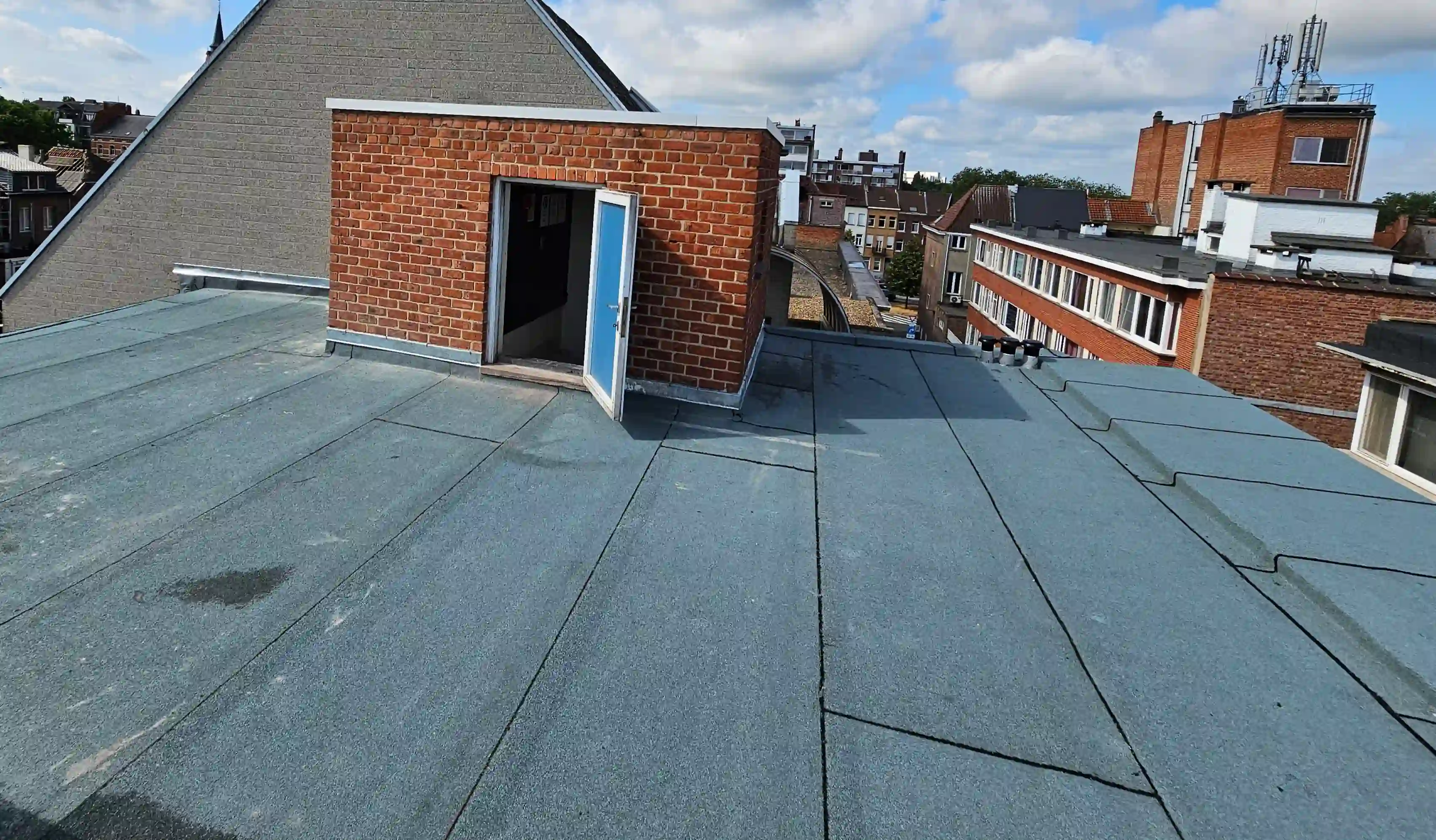 Duurzame platte daken met roofing door EIHPOS GROUP in Mechelen